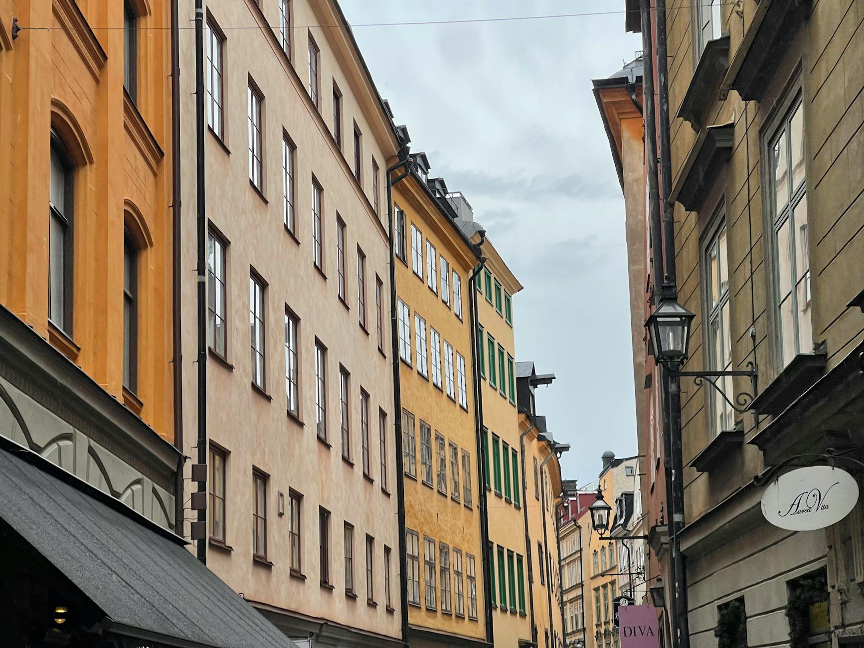 Kolorowa, historyczna uliczka w centrum Sztokholmu