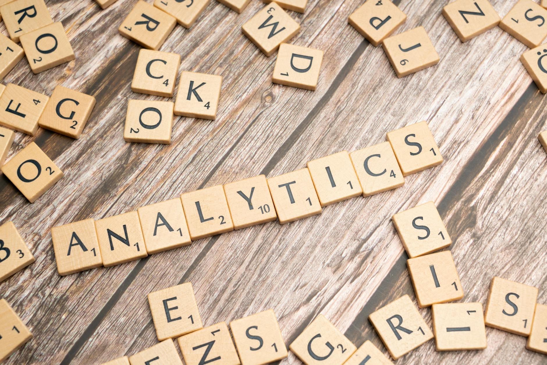 Kostki Scrabble układające się w słowo Analytics na drewnianej powierzchni
