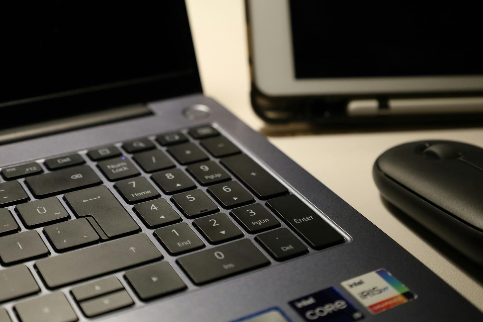 Laptop, mysz bezprzewodowa i tablet na biurku w nowoczesnym stanowisku pracy