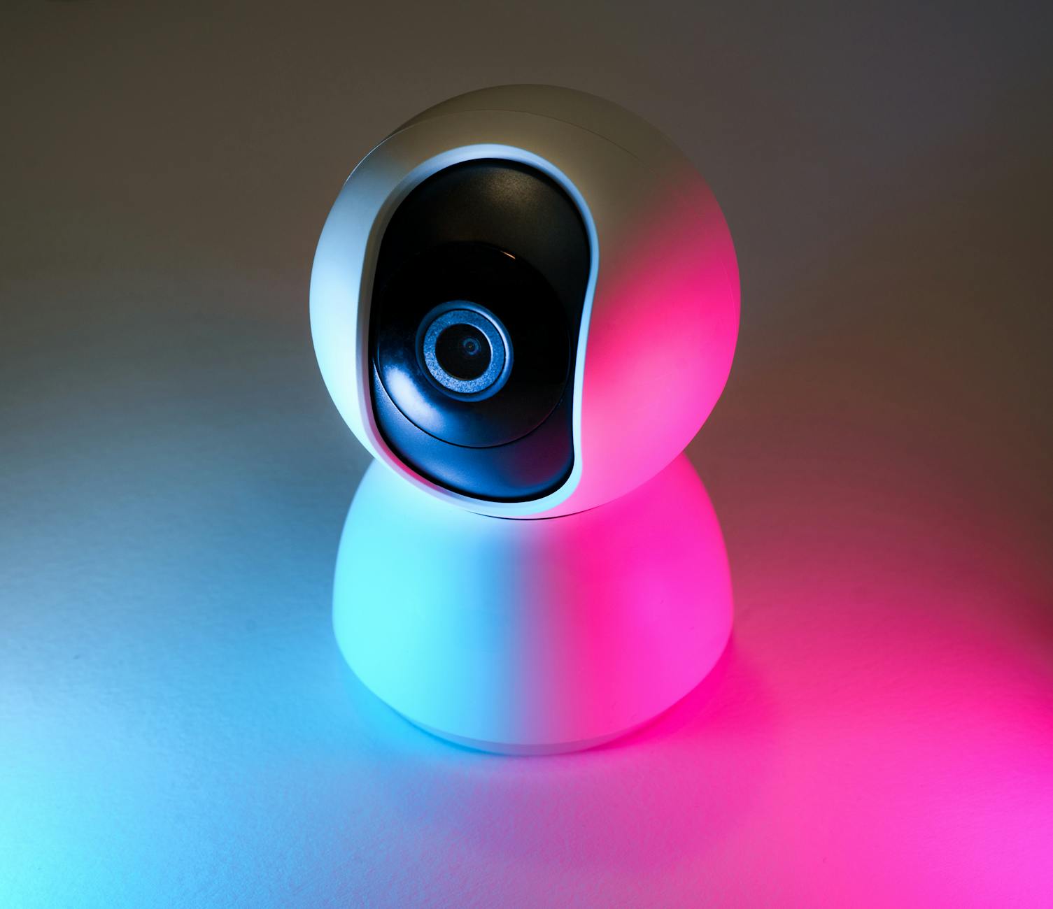 Nowoczesna kamera smart home w niebiesko-różowym neonowym oświetleniu