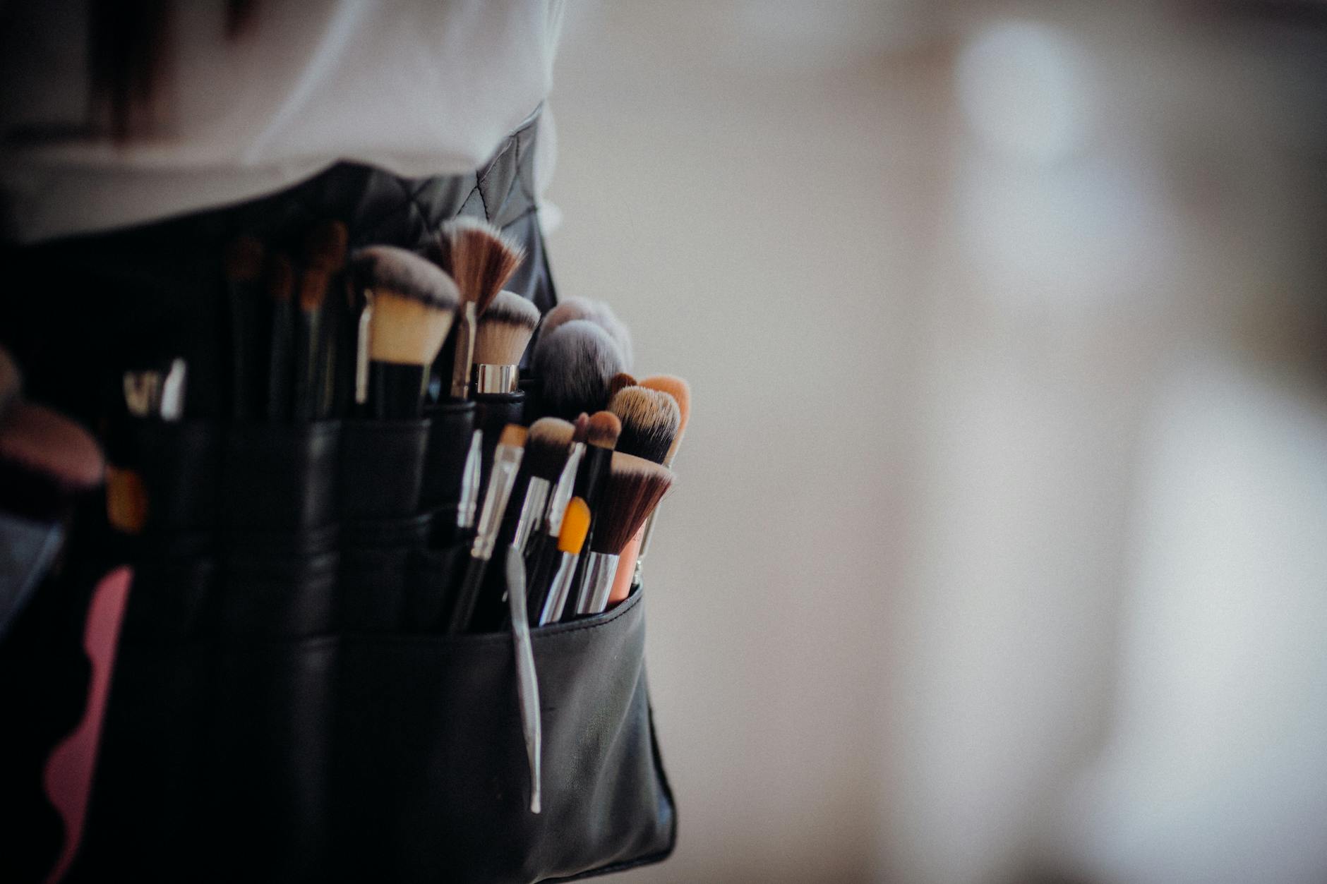 Profesjonalne pędzle do makijażu w pasie w salonie beauty