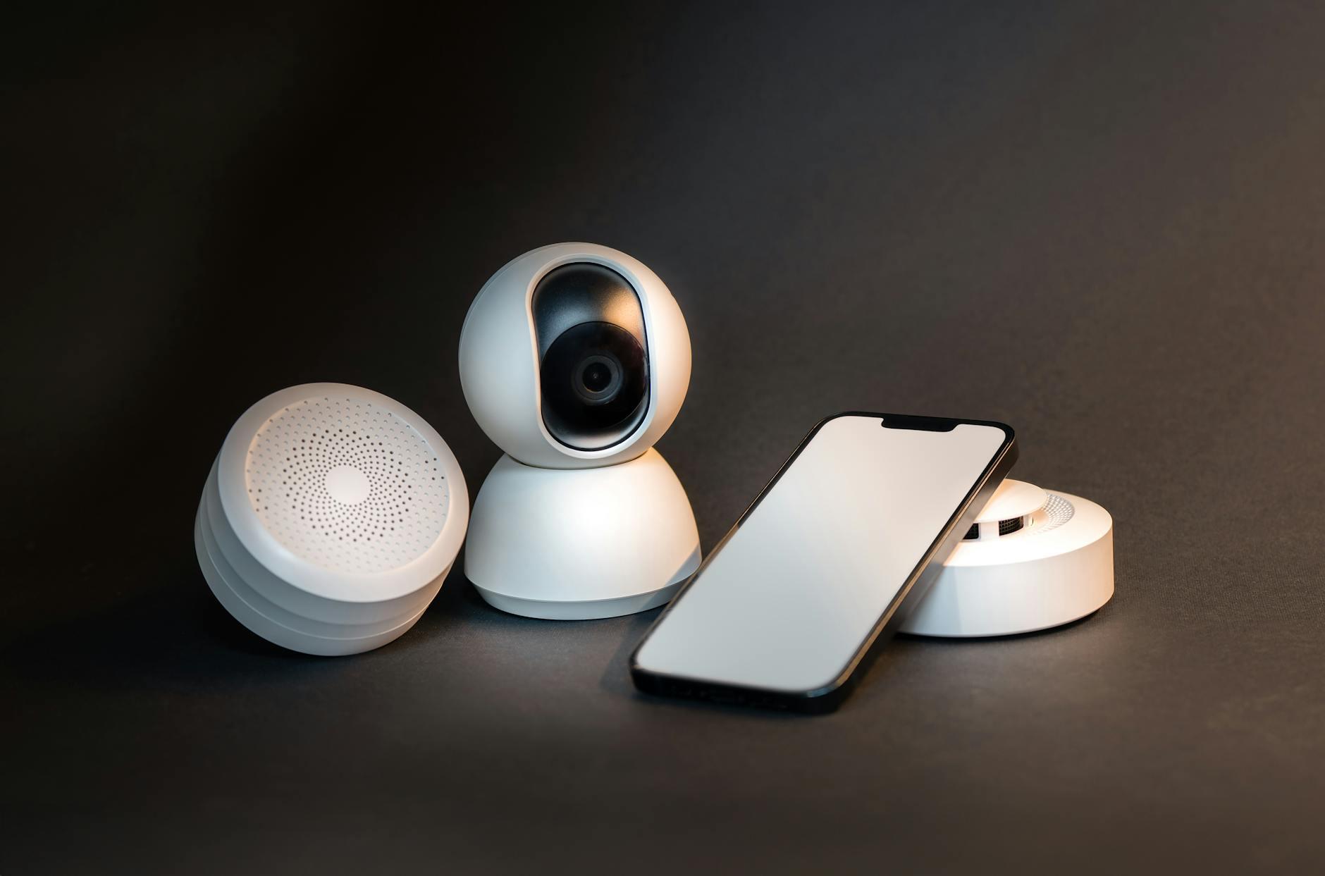 Smartfon i urządzenia smart home na minimalistycznym szarym tle