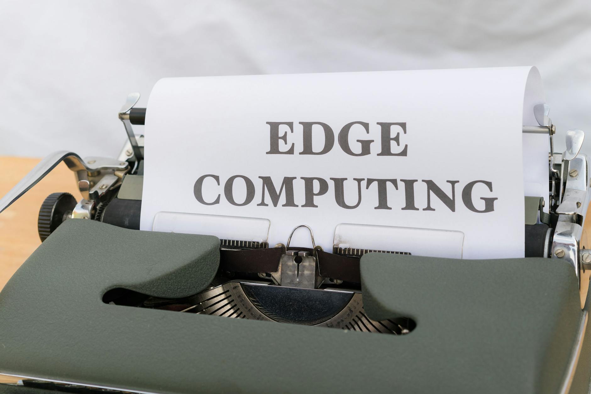 Stara maszyna do pisania z kartką z napisem Edge Computing