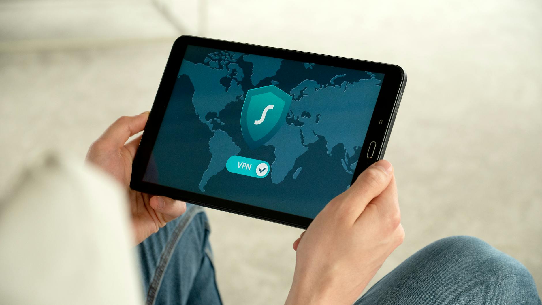 Osoba trzyma tablet z aktywnym połączeniem VPN