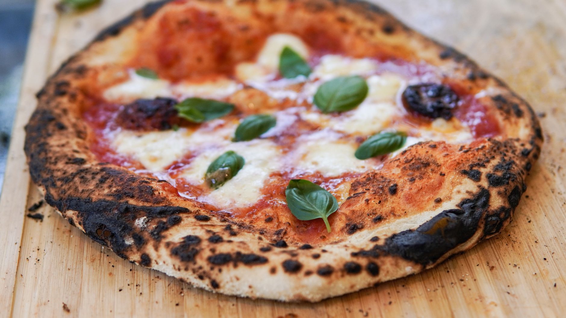 Jak zrobić domową pizzę neapolitańską krok po kroku – przepis, mąka, czas wyrastania Pizza neapolitańska Margherita z pieca opalanego drewnem z listkami bazylii