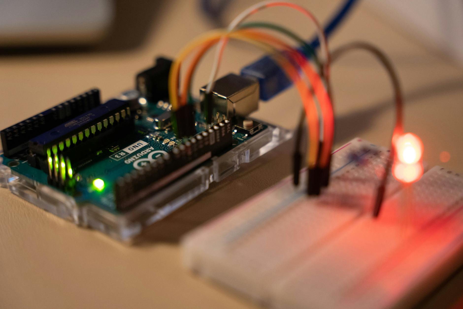 Płytka Arduino z podłączoną diodą LED na płytce stykowej