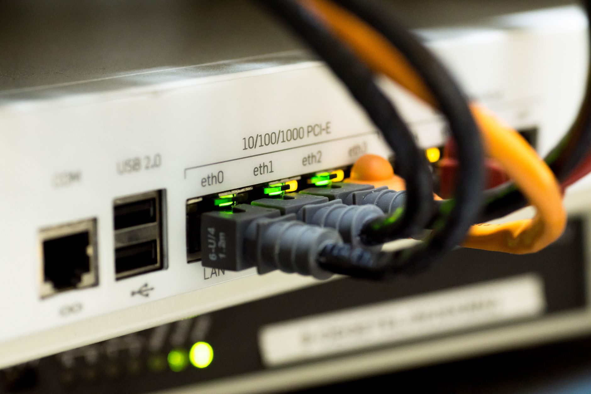 Przewody ethernet podłączone do routera w infrastrukturze IT