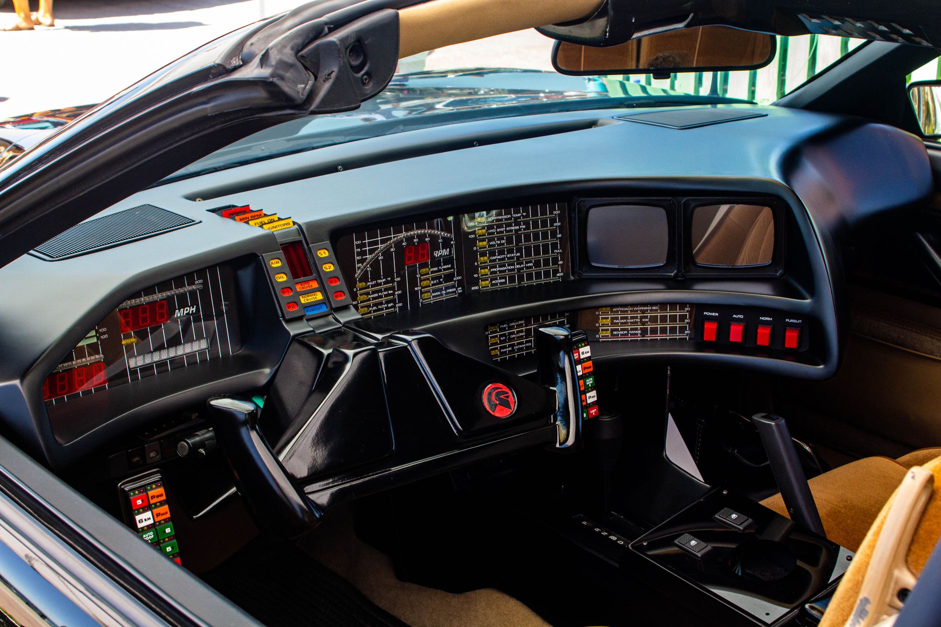 Retro futurystyczna deska rozdzielcza auta z cyfrowymi wyświetlaczami