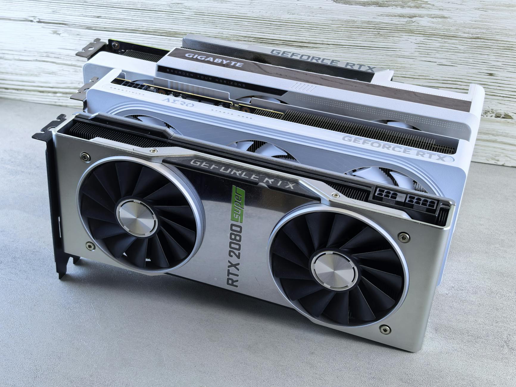 Trzy karty graficzne NVIDIA GeForce RTX ułożone jedna na drugiej