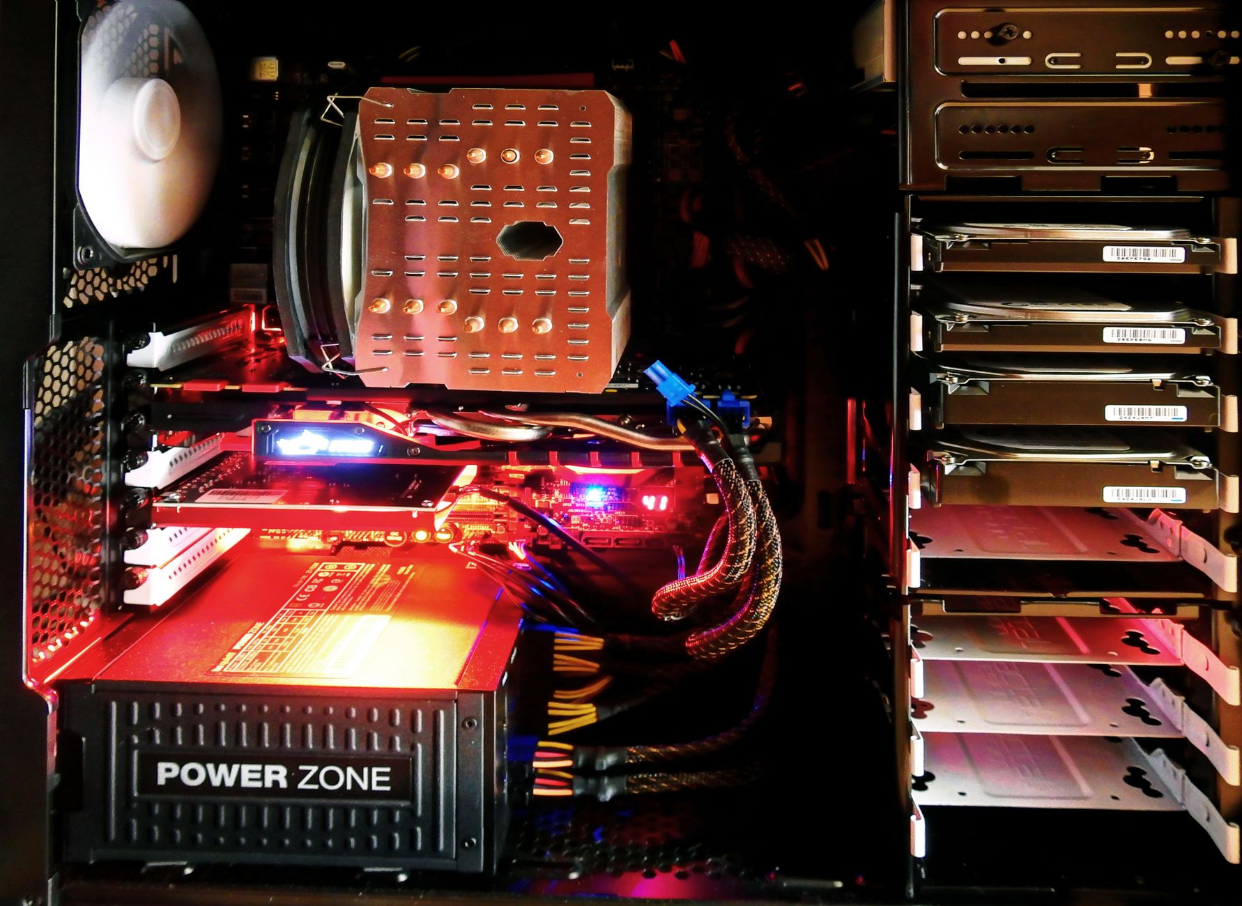 Wnętrze komputera gamingowego z podświetleniem RGB i podzespołami