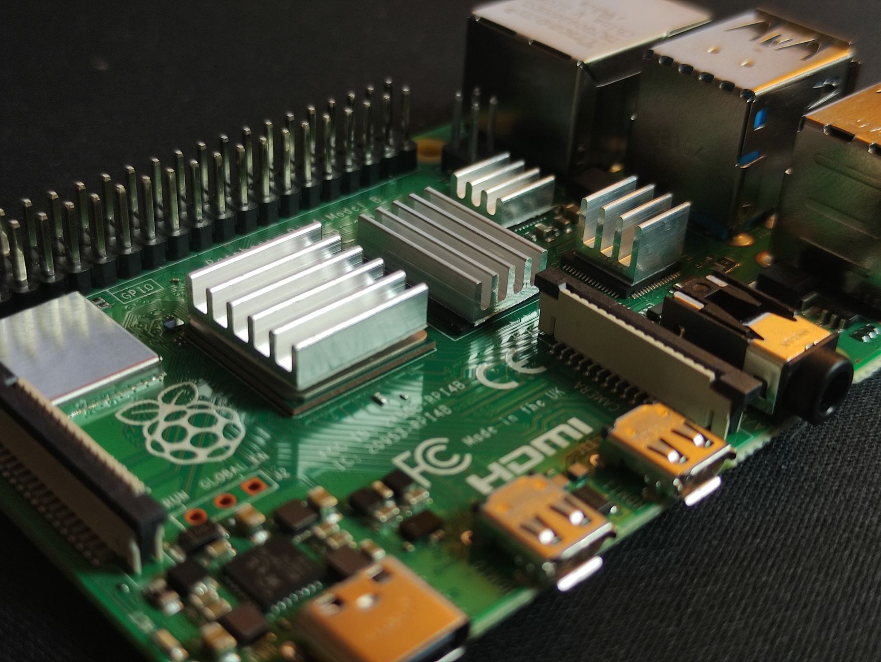 Zbliżenie na płytkę Raspberry Pi z widocznymi podzespołami i ścieżkami