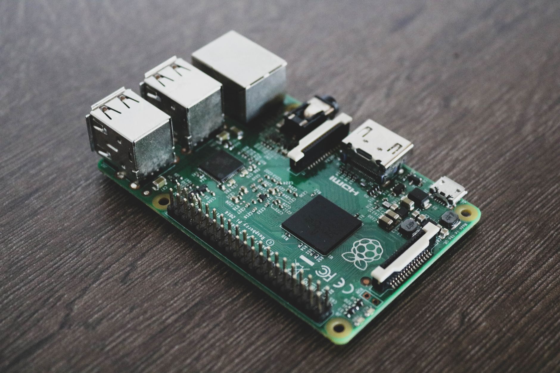 Od Raspberry Pi do sensora IoT w chmurze: MQTT, broker i dashboard w jednym popołudniu Zbliżenie płytki Raspberry Pi z układami scalonymi