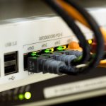 Przemysł 4.0 w praktyce: jak sieci IoT zmieniają fabryki i linie produkcyjne