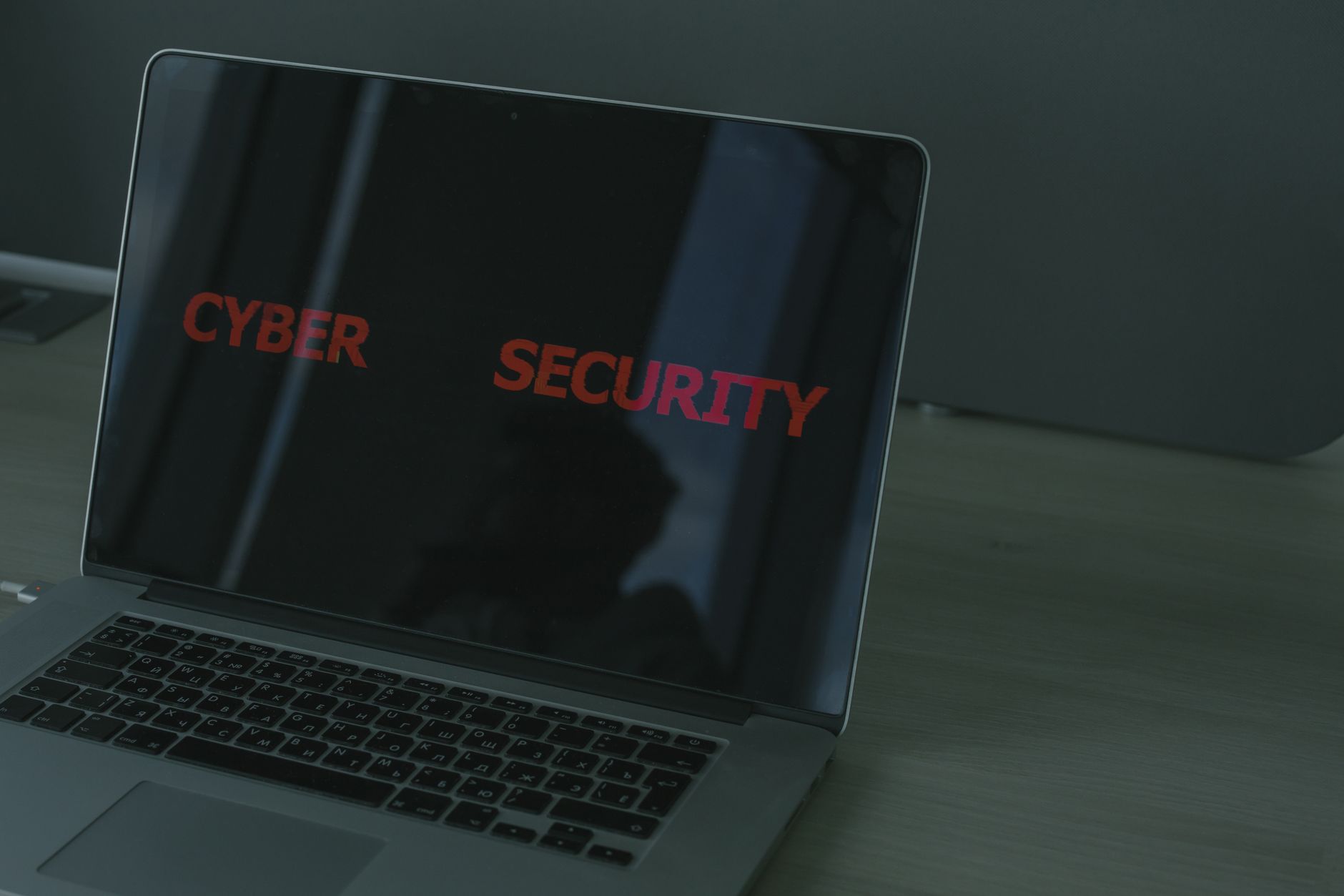 Zbliżenie na ekran laptopa z napisem o cyberbezpieczeństwie