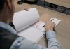 Pracownik przy biurku analizuje umowę dotyczącą oprogramowania
