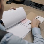 Pracownik przy biurku analizuje umowę dotyczącą oprogramowania