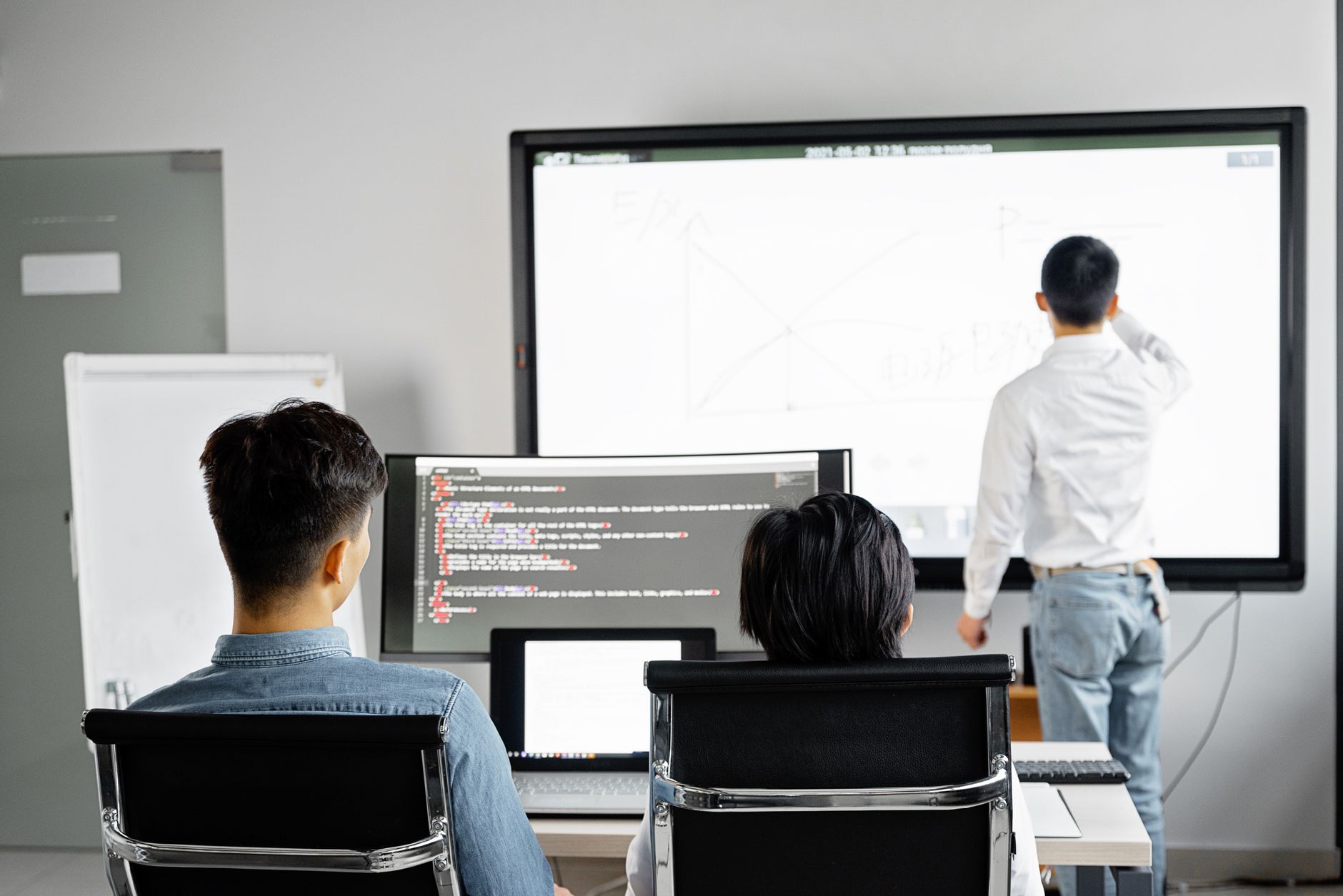 Zespół podczas prezentacji technologicznej w nowoczesnym biurze