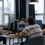 Porównanie frameworków frontendu: React, Vue, Svelte i Angular w 2026 roku Zespół programistów pracujący przy komputerach w nowoczesnym biurze