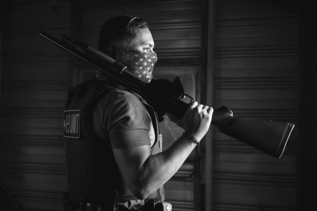 lenzatic-officer-6146343_1280