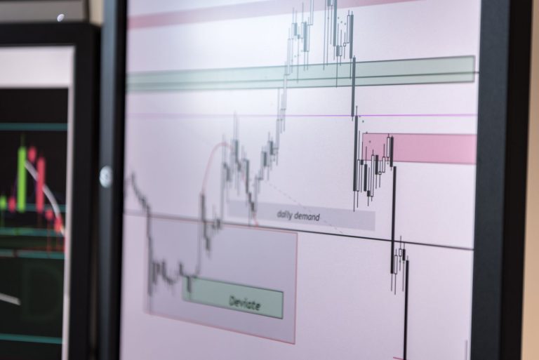 Wykres notowań kryptowalut z analizą trendów